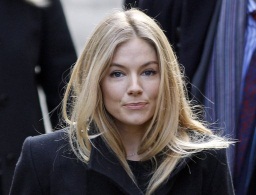 La actriz compareció a testificar en el juicio sobre los "pinchazos" de teléfonos en Inglaterra
